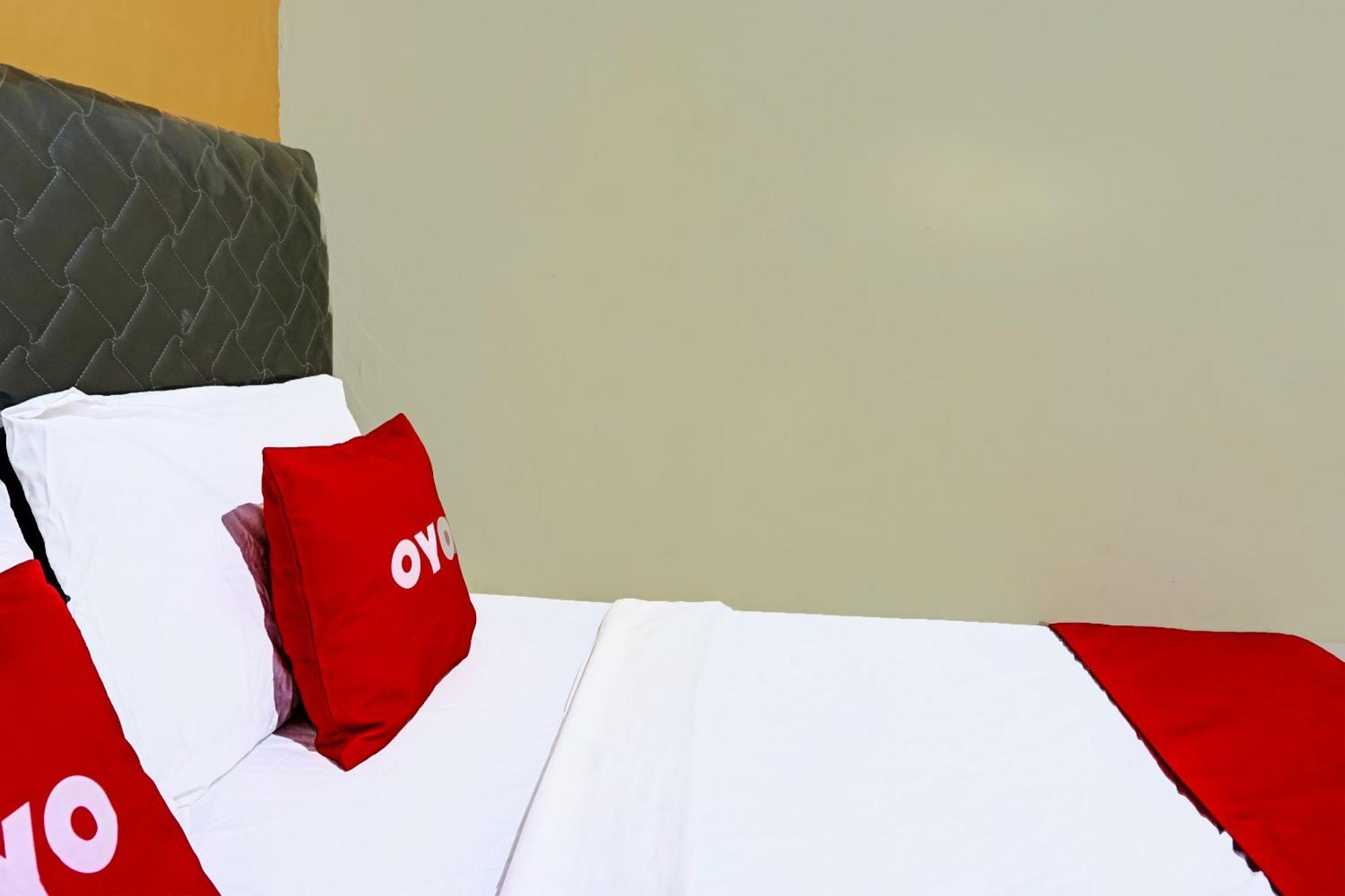 Oyo 91825 Ayu Lestari Homestay Nganjuk 외부 사진