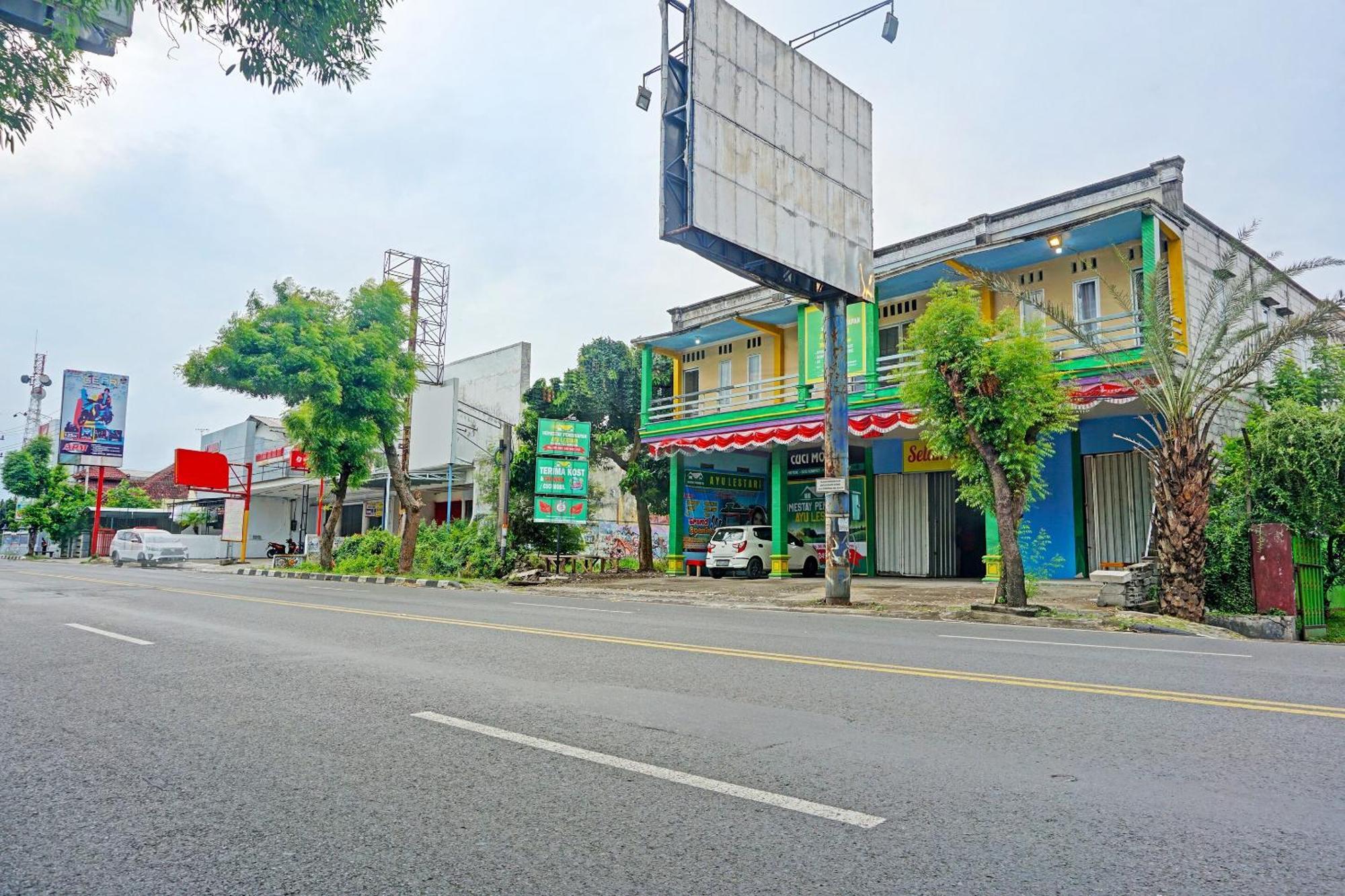 Oyo 91825 Ayu Lestari Homestay Nganjuk 외부 사진